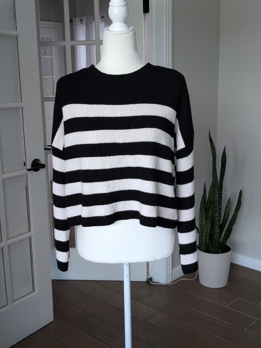 Sincerely Jules Black And White Striped Knit Cropped Sweater Large - Picture 7 of 7